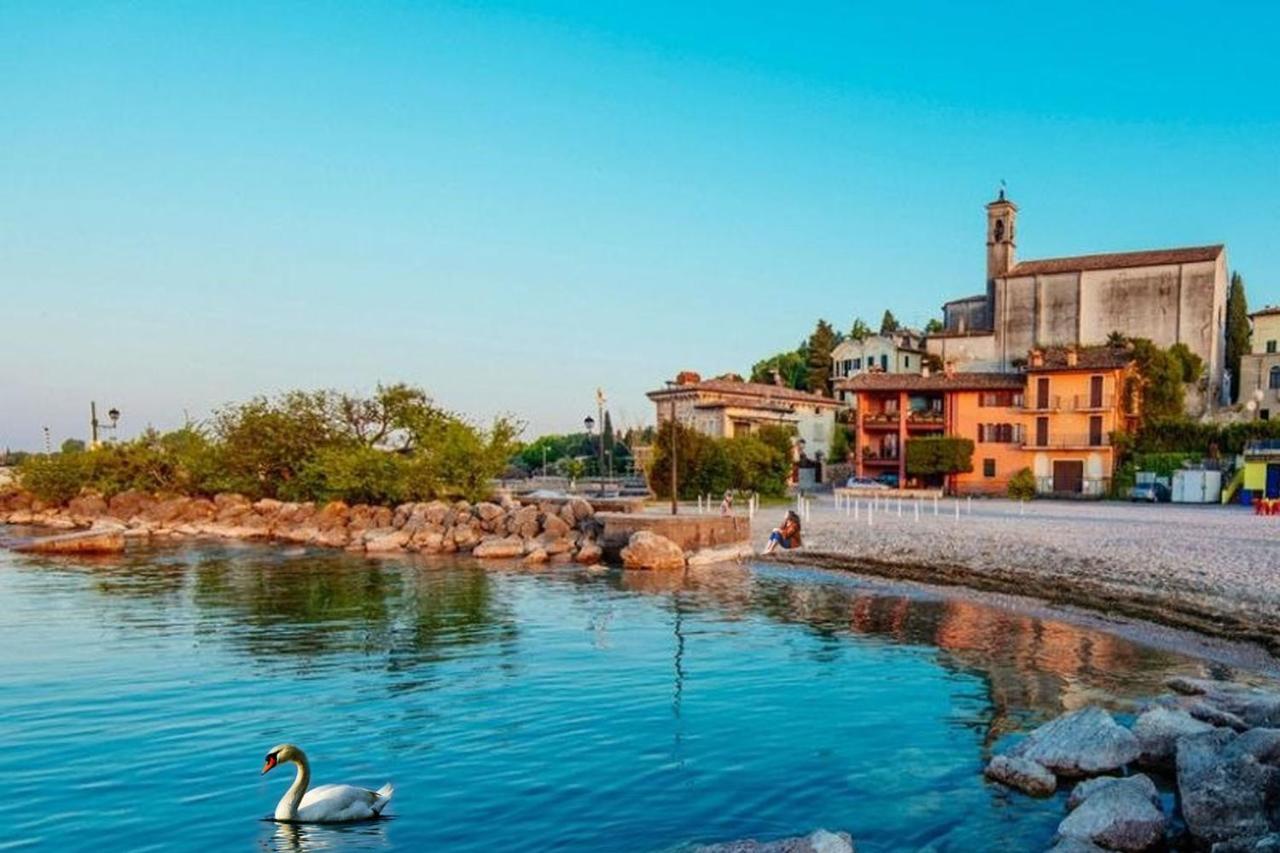 Luminoso Trilocale Con Piscina E Giardino Privato Leilighet Desenzano del Garda Eksteriør bilde