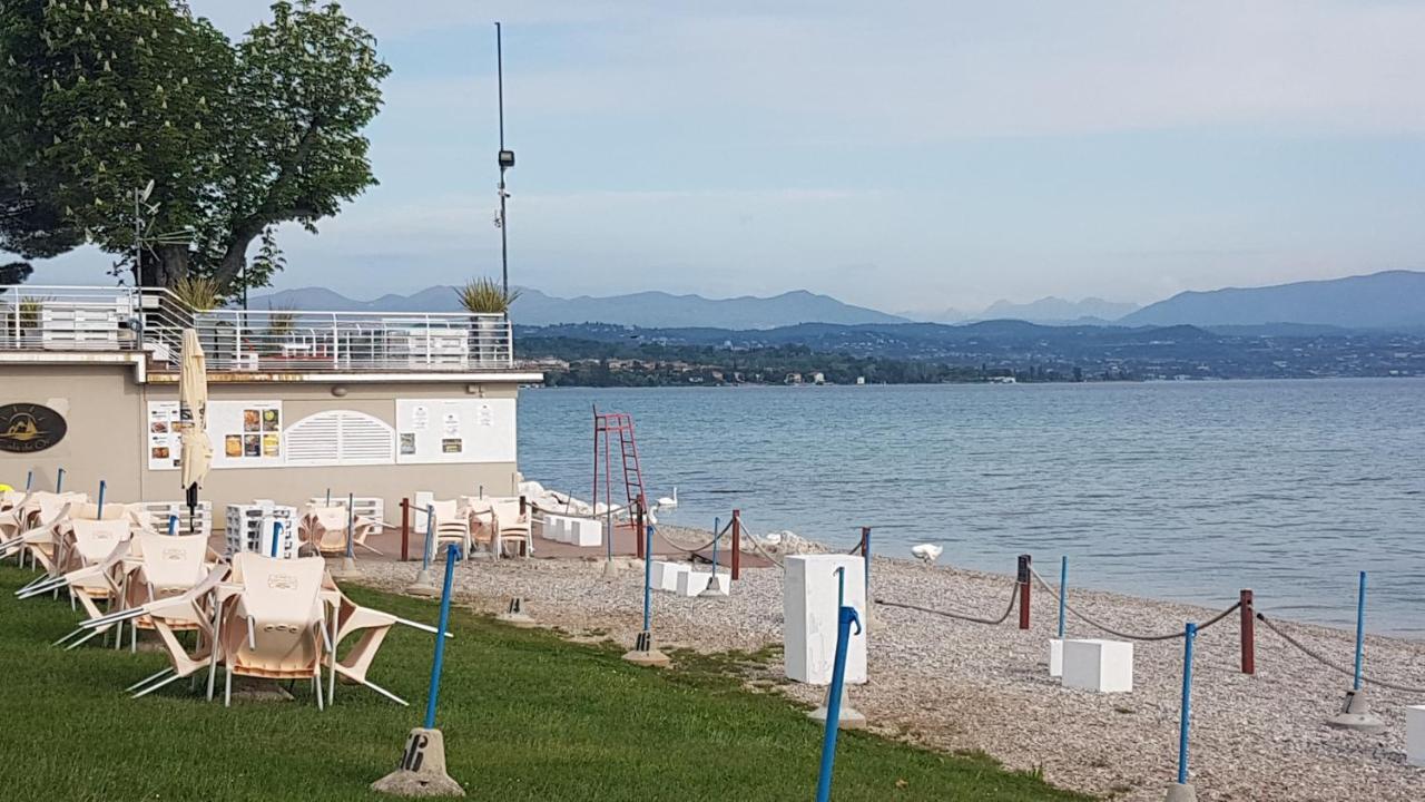 Luminoso Trilocale Con Piscina E Giardino Privato Leilighet Desenzano del Garda Eksteriør bilde