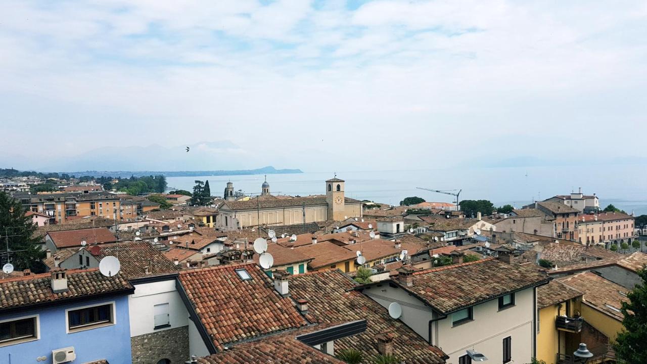 Luminoso Trilocale Con Piscina E Giardino Privato Leilighet Desenzano del Garda Eksteriør bilde