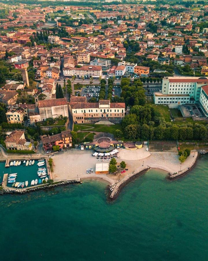 Luminoso Trilocale Con Piscina E Giardino Privato Leilighet Desenzano del Garda Eksteriør bilde