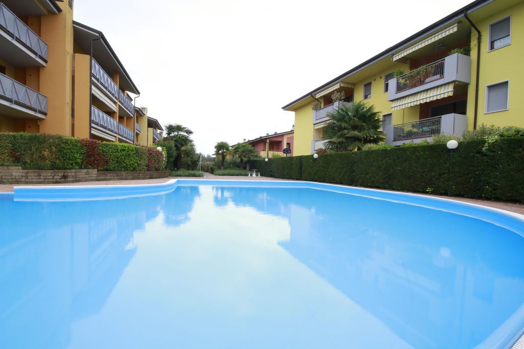 Luminoso Trilocale Con Piscina E Giardino Privato Leilighet Desenzano del Garda Eksteriør bilde