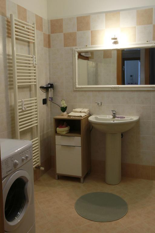 Luminoso Trilocale Con Piscina E Giardino Privato Leilighet Desenzano del Garda Eksteriør bilde
