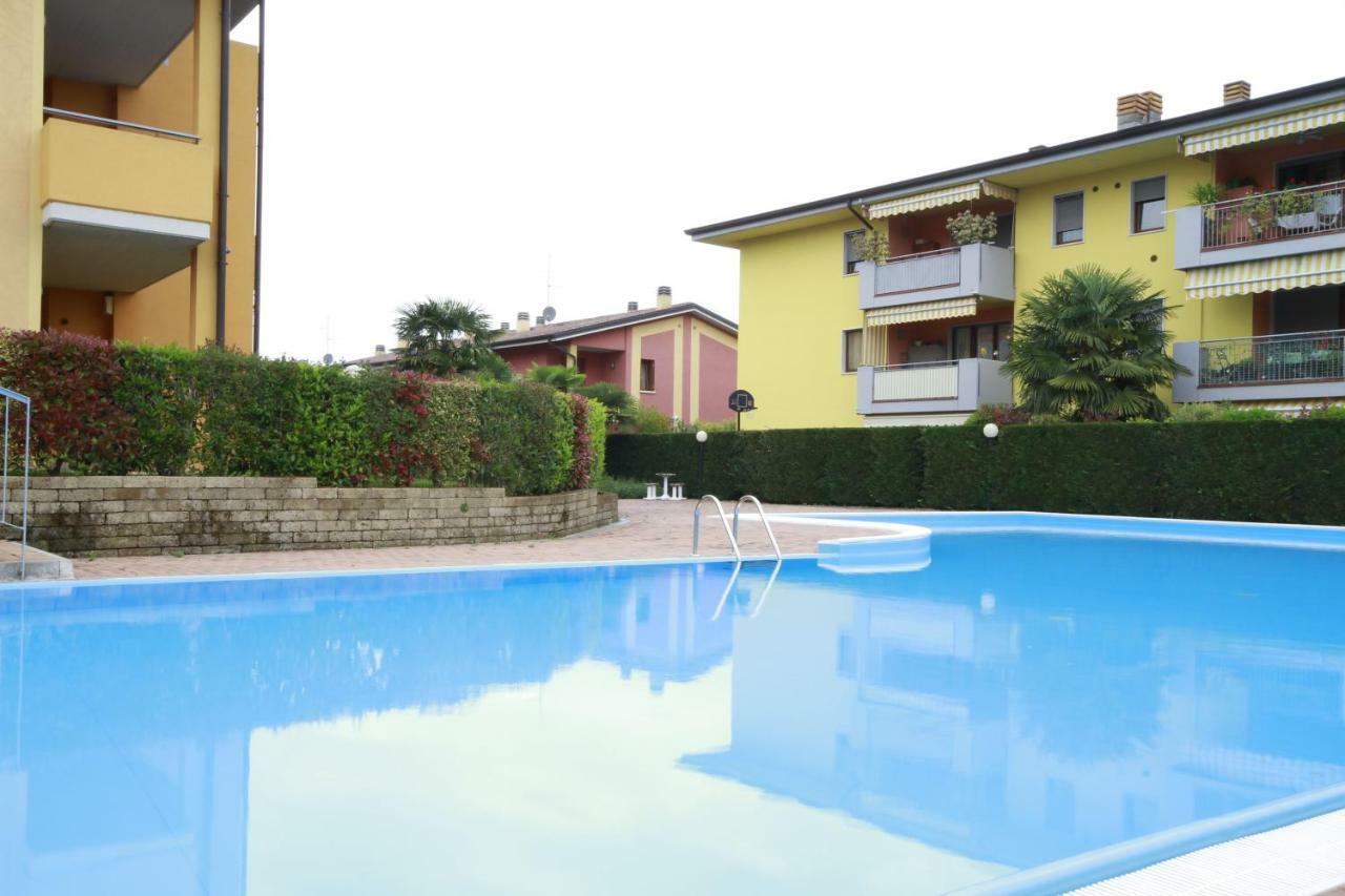 Luminoso Trilocale Con Piscina E Giardino Privato Leilighet Desenzano del Garda Eksteriør bilde